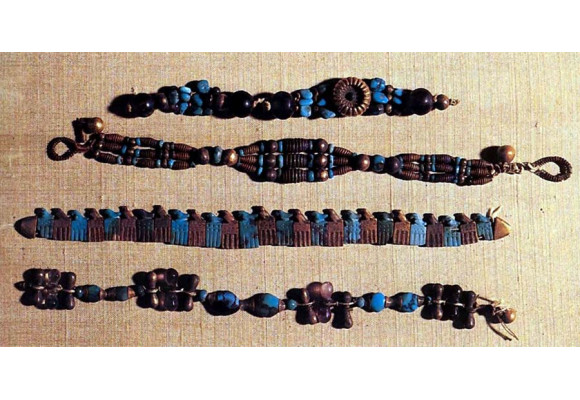 Историята на мънистата и любимите бижута на Клеопатра